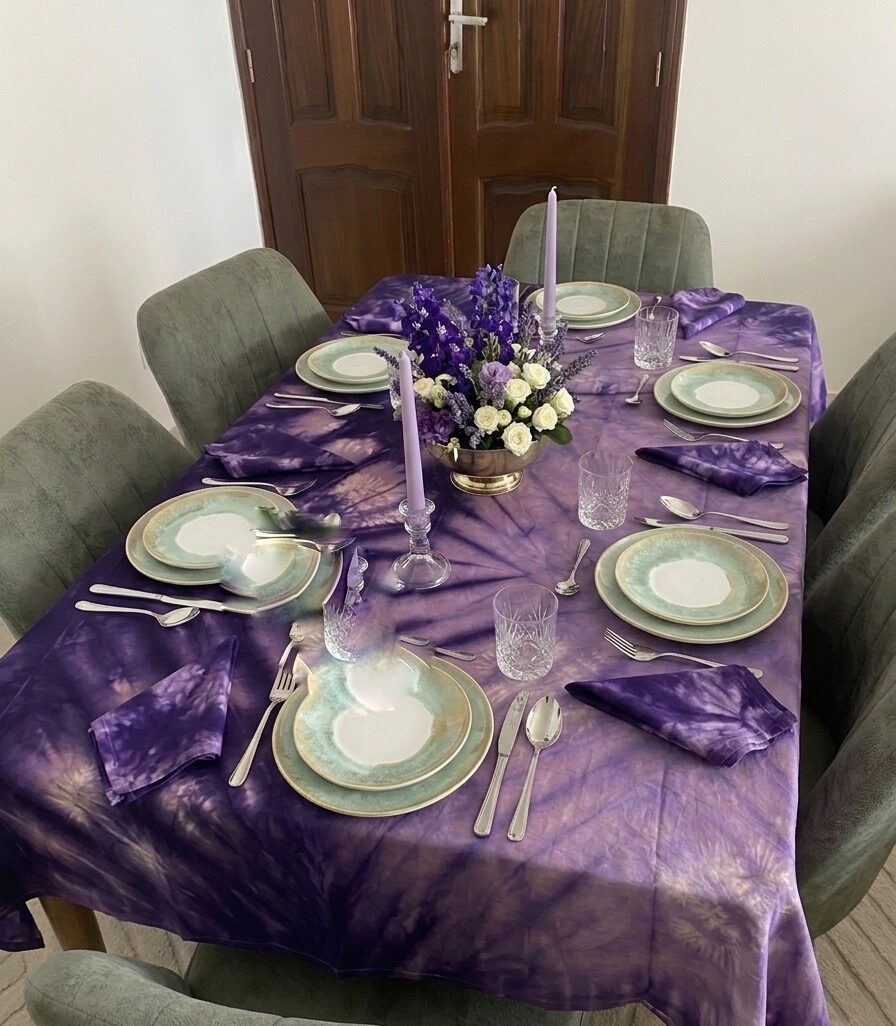 Nappe de Table Tie & Dye Violette en Coton – Fait Main au Sénégal – Set avec 6 Serviettes